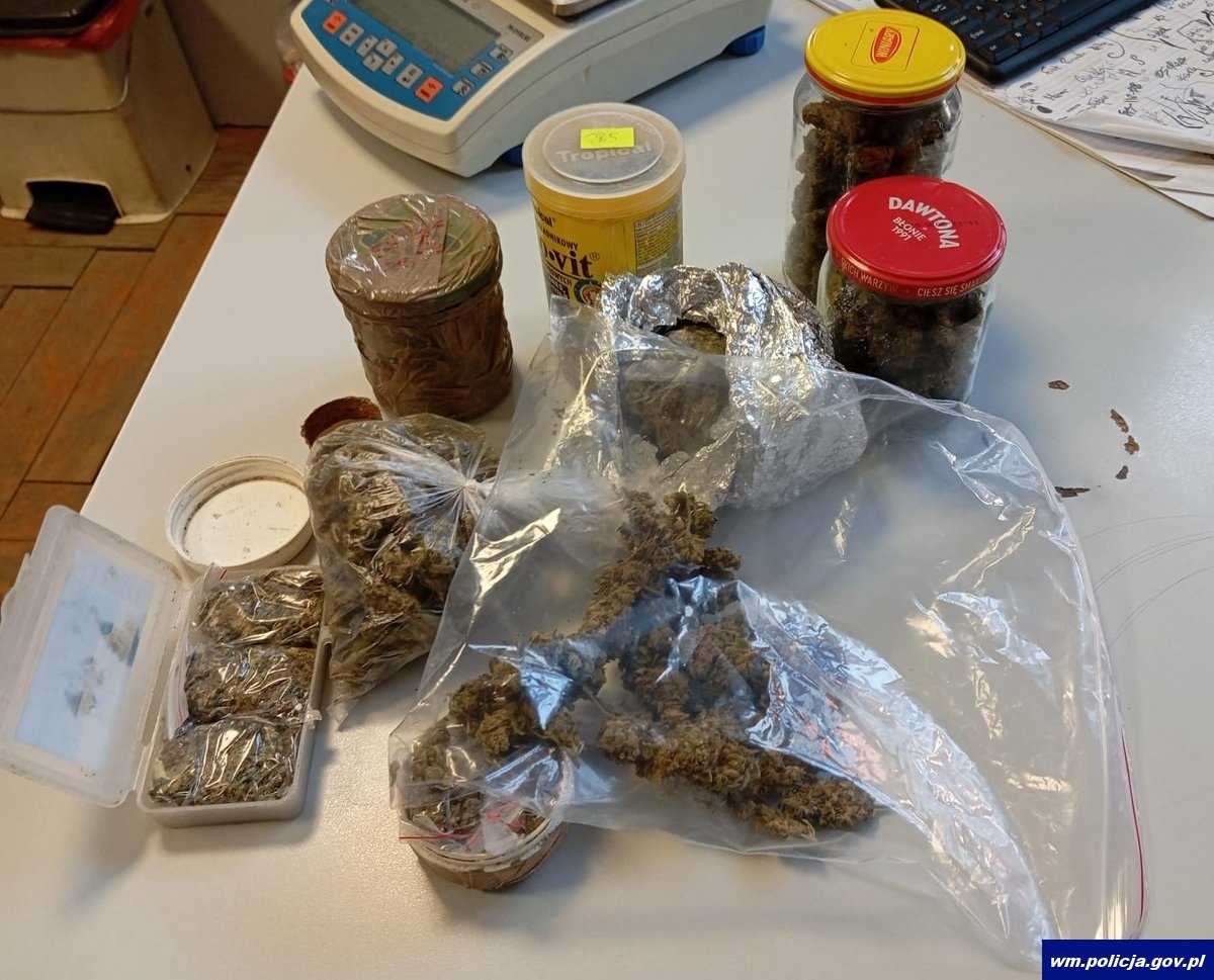 Duża akcja kryminalnych w Giżycku. Zabezpieczyli 5 kg narkotyków i 27 tys. zł
