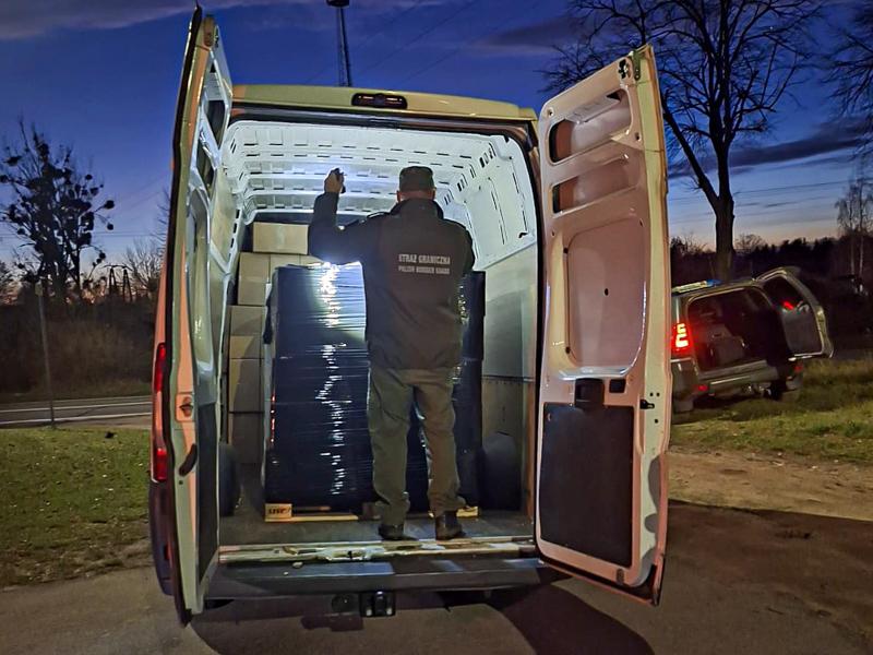 Nie papier ścierny, a papierosy bez akcyzy. Straż Graniczna przechwyciła kontrabandę wartą 800 tys. zł