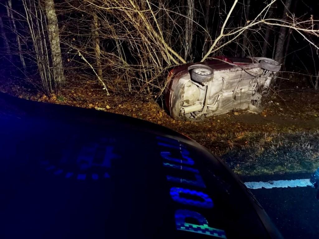 Seat dachował na trasie między Ogonkami a Pozezdrzem