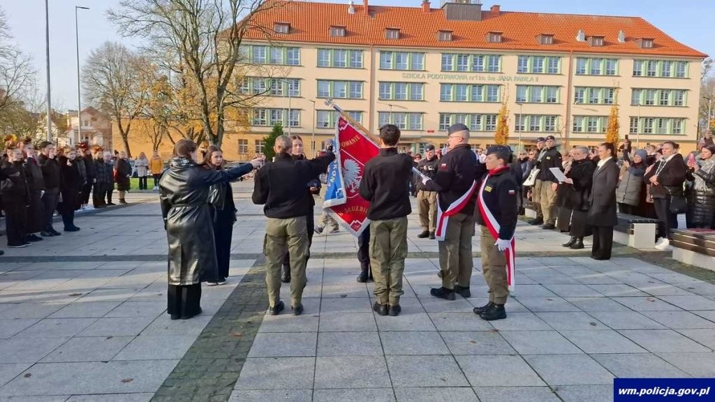 Ślubowanie pierwszej klasy mundurowej w Giżycku. Uczniowie rozpoczęli drogę do służby w Policji i SG