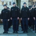 Ślubowanie pierwszej klasy mundurowej w Giżycku. Uczniowie rozpoczęli drogę do służby w Policji i SG (5)