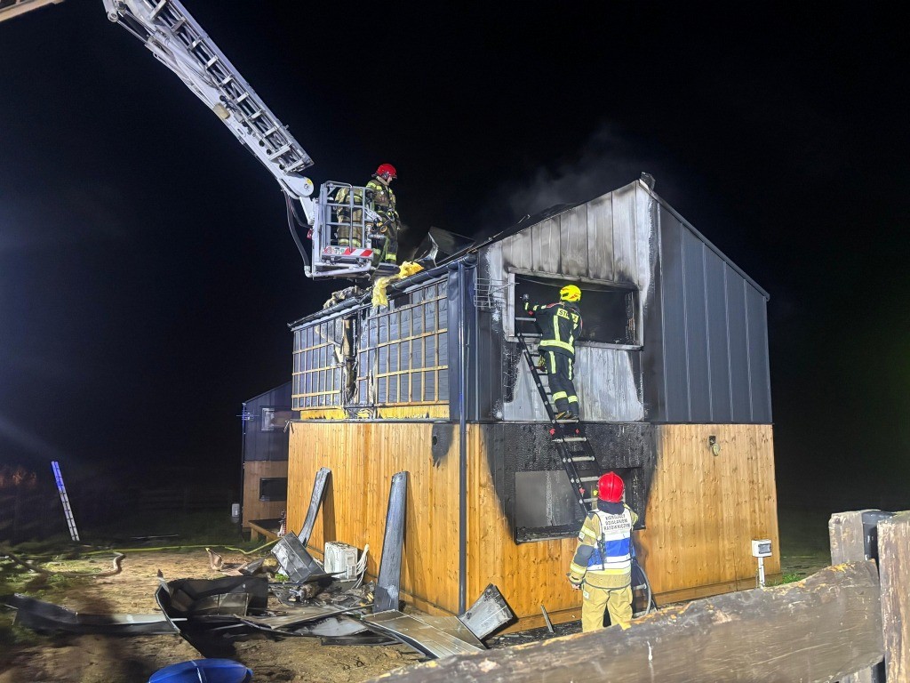 Strażacy przez kilka godzin walczyli z pożarem domu w Kozinie