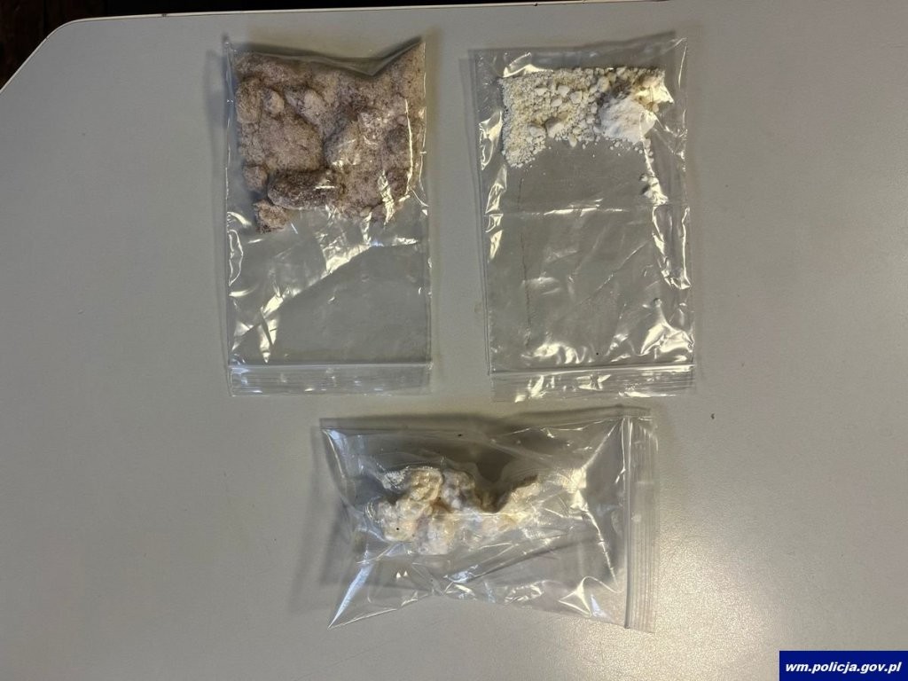Narkotyki schowane pod szafą i w zsypie. Dwie osoby zostały zatrzymane