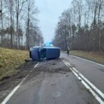 Dachowanie na DK59 w Rynie. Kierowca stracił panowanie nad autem (2)