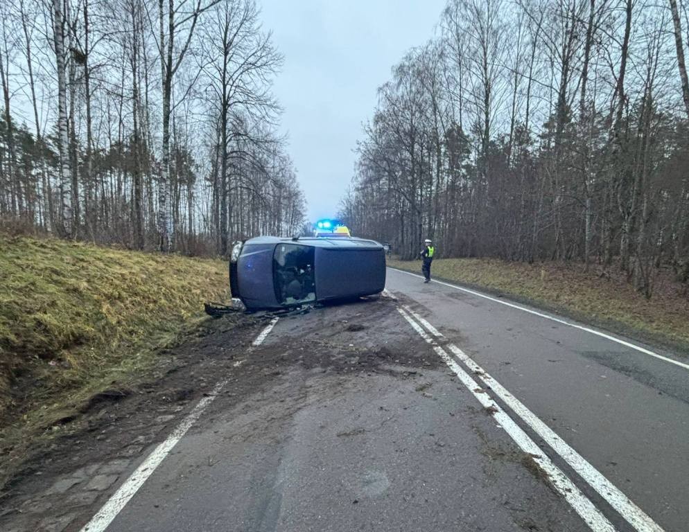 Dachowanie na DK59 w Rynie. Kierowca stracił panowanie nad autem