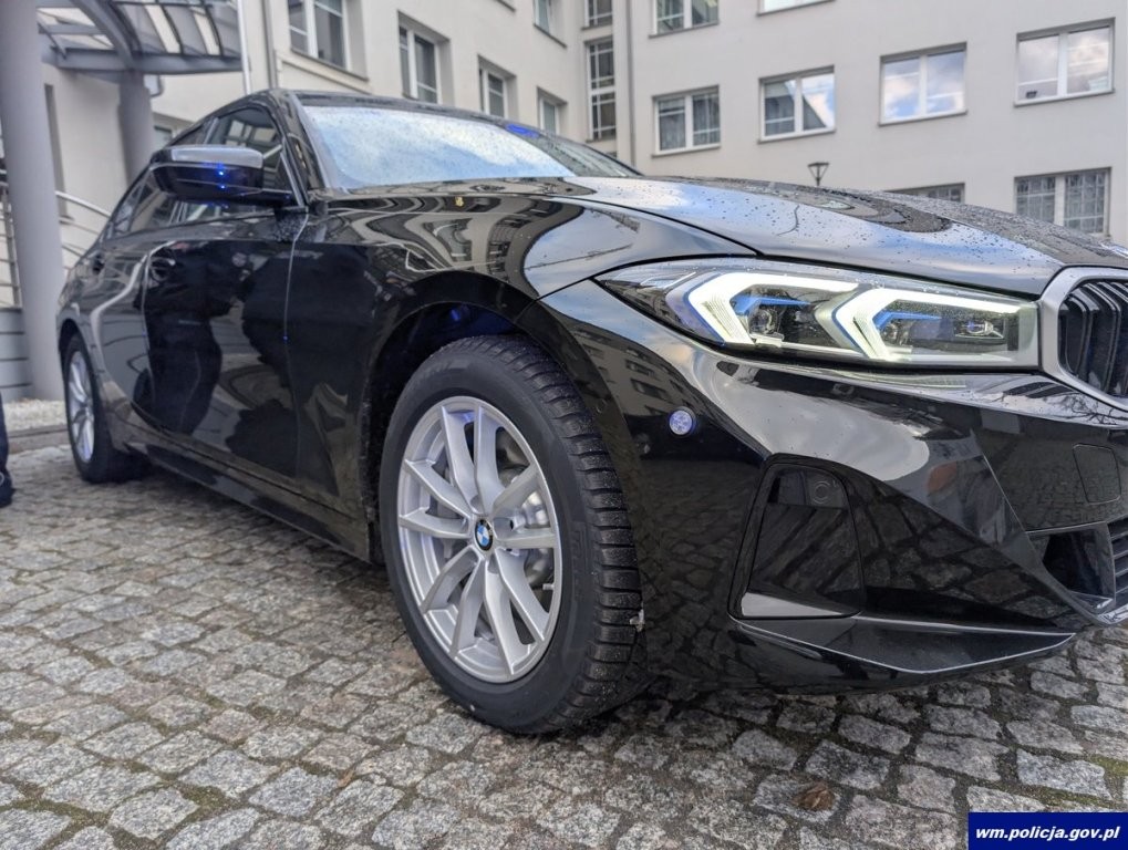Dwa nowe nieoznakowane radiowozy trafiły do warmińsko-mazurskiej policji