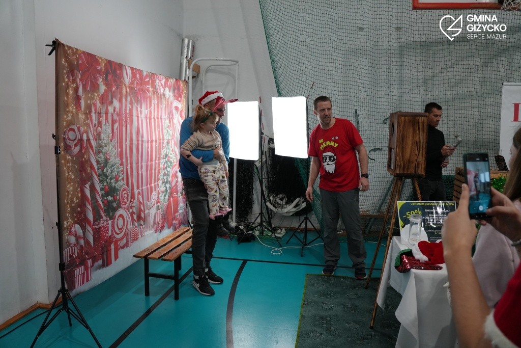 Kraina Świętego Mikołaja” w Wilkasach przyciągnęła tłumy. Rodzinny jarmark pełen świątecznej atmosfery