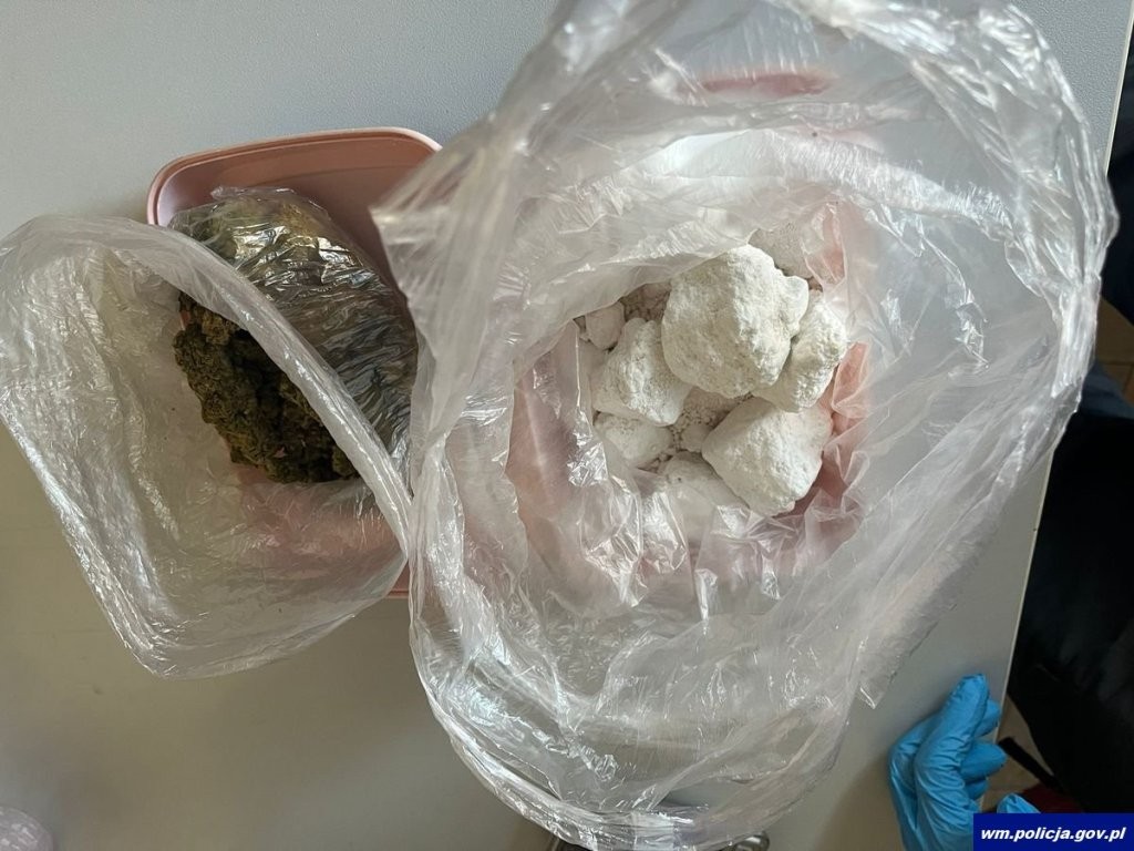 Narkotyki schowane pod szafą i w zsypie. Dwie osoby zostały zatrzymane