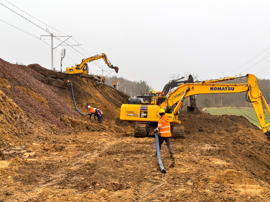 PKP: Osunięcie nasypu opóźni wznowienie ruchu na linii Giżycko-Korsze