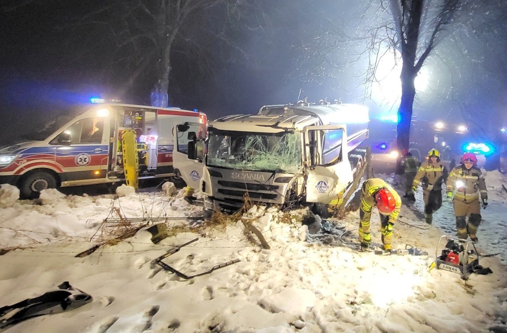 Wypadek samochodu ciężarowego w Konopkach Małych