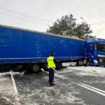 Ciężarówka wpadła do rowu na DK63 w miejscowości Wyszowate (1)