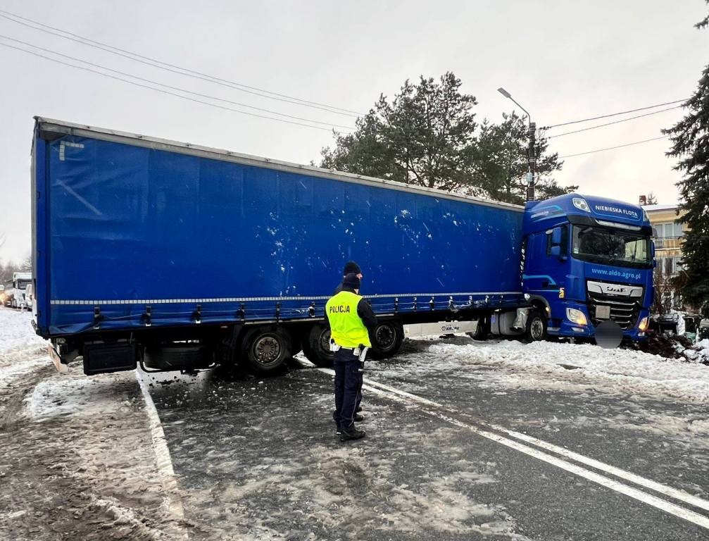 Ciężarówka wpadła do rowu na DK63 w miejscowości Wyszowate