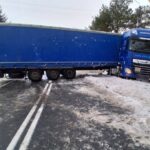 Ciężarówka wpadła do rowu na DK63 w miejscowości Wyszowate (2)