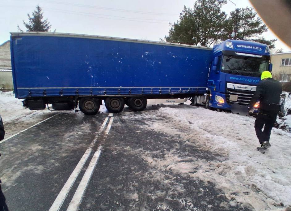 Ciężarówka wpadła do rowu na DK63 w miejscowości Wyszowate