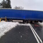 Ciężarówka wpadła do rowu na DK63 w miejscowości Wyszowate (3)