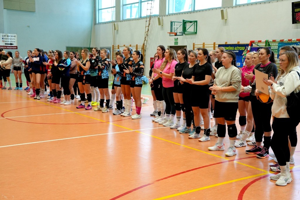 Sport, rywalizacja i pomaganie. III Zimowy Atomówkowy Turniej Piłki Siatkowej Kobiet w Giżycku