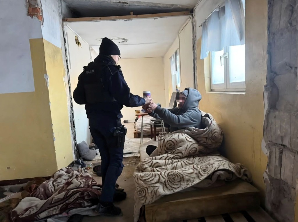 Zima to najtrudniejszy czas. Giżyccy policjanci sprawdzają miejsca przebywania osób bezdomnych