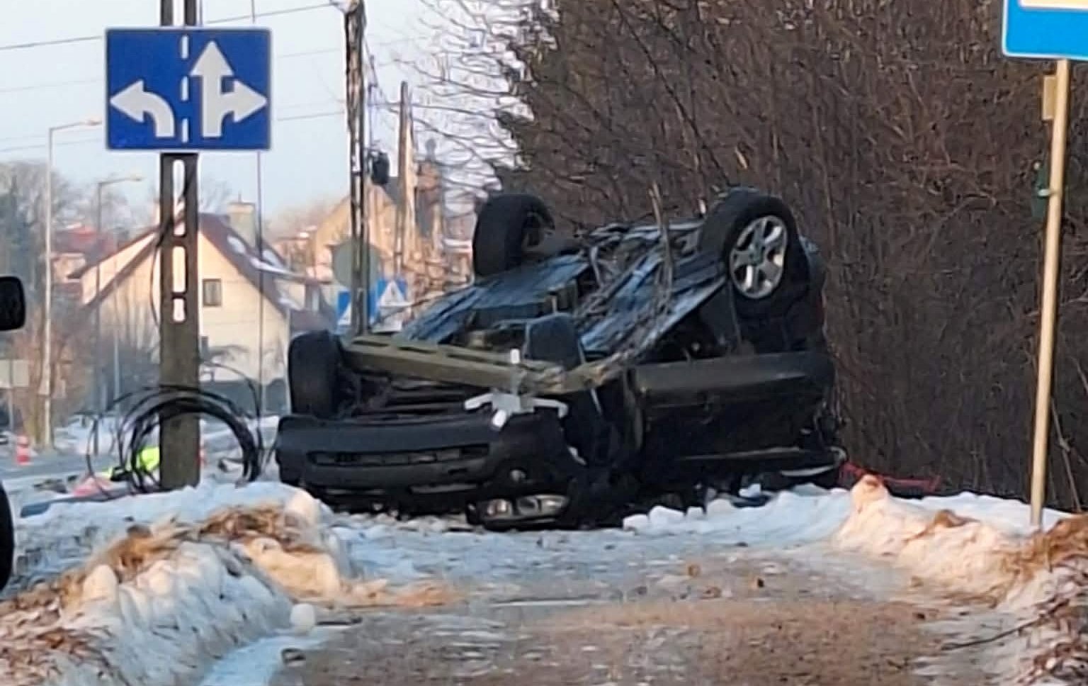 Dachowanie na ul. Suwalskiej. Dwie osoby trafiły do szpitala