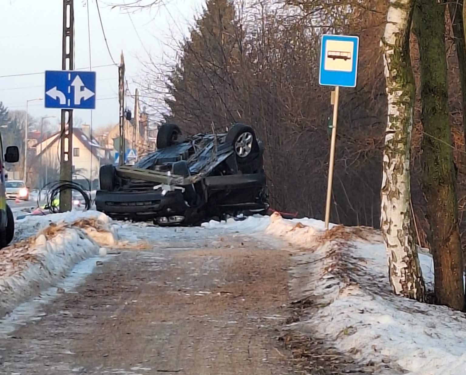 Dachowanie na ul. Suwalskiej. Dwie osoby trafiły do szpitala