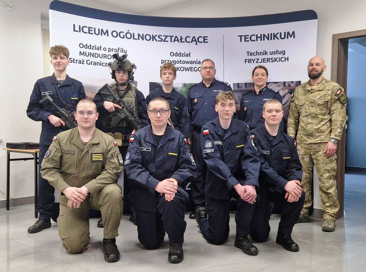 Policjanci spotkali się z uczniami klas mundurowych w Giżycku