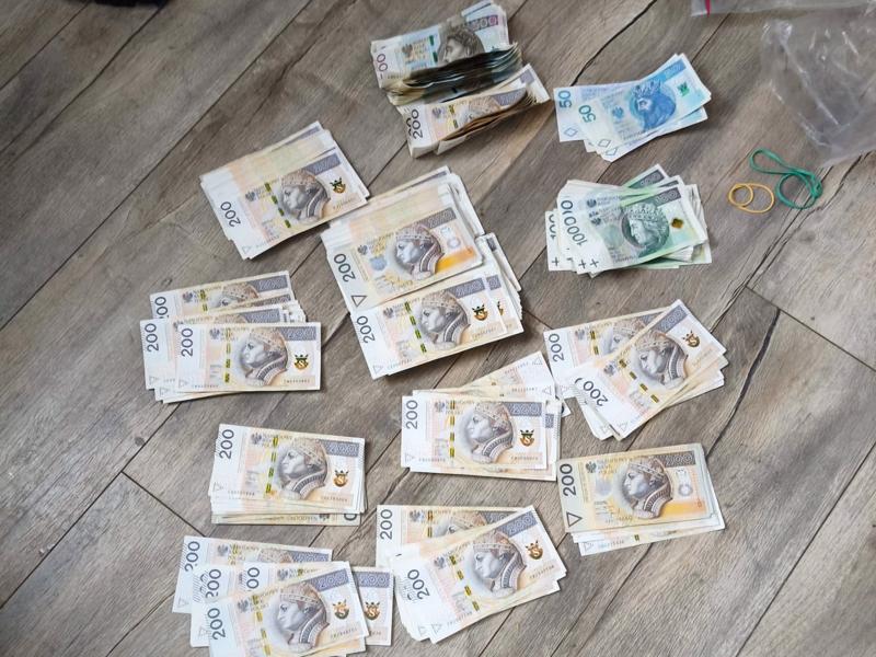 Rozbito grupę handlującą kradzionymi samochodami. Zatrzymano 6 osób  