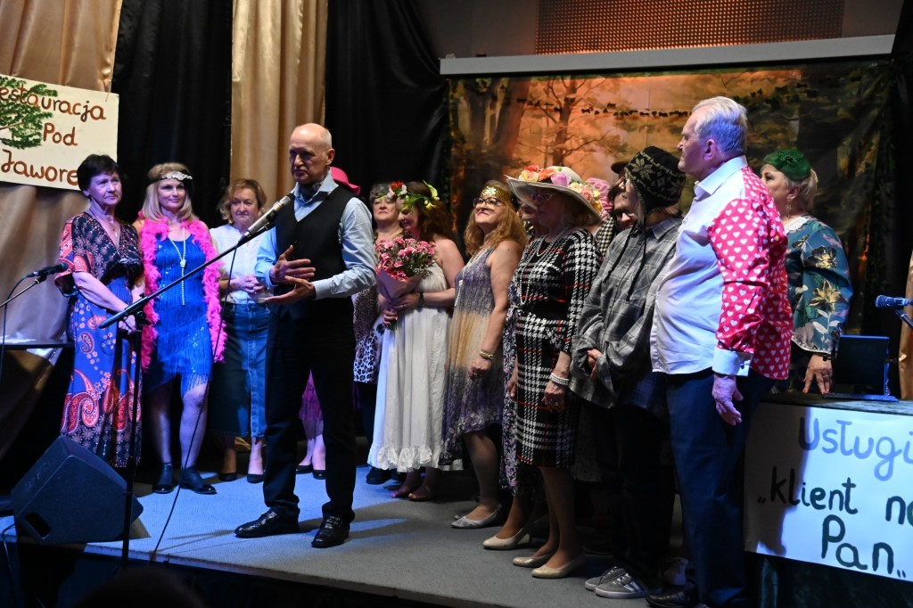 Seniorzy zagrali z energią i humorem. Teatralne święto w Wilkasach i Bystrym