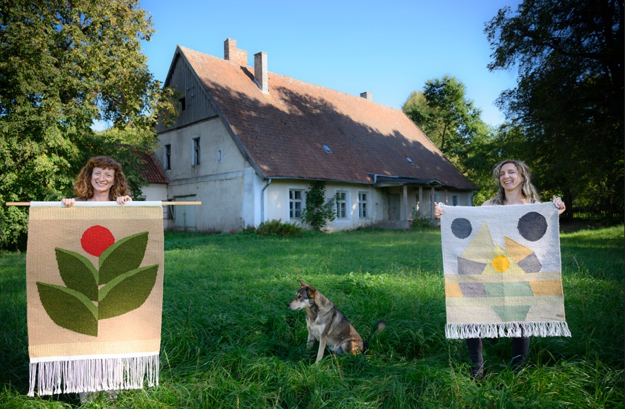 Tkaniny, które opowiadają historie. Wystawa sióstr Dobrzyn w Giżycku