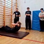 Uczniowie „Elektryka” zmierzyli się z policyjnym testem sprawności fizycznej (3)