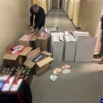 Garaż pełen nielegalnych papierosów. Wspólna akcja policji i Straży Granicznej w Giżycku (1)