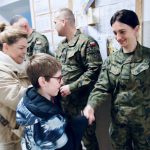 Świąteczna wizyta uczniów SOSW u żołnierzy 41. Batalionu Obrony Pogranicza (3)