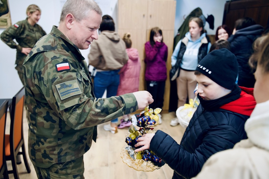 Świąteczna wizyta uczniów SOSW u żołnierzy 41. Batalionu Obrony Pogranicza