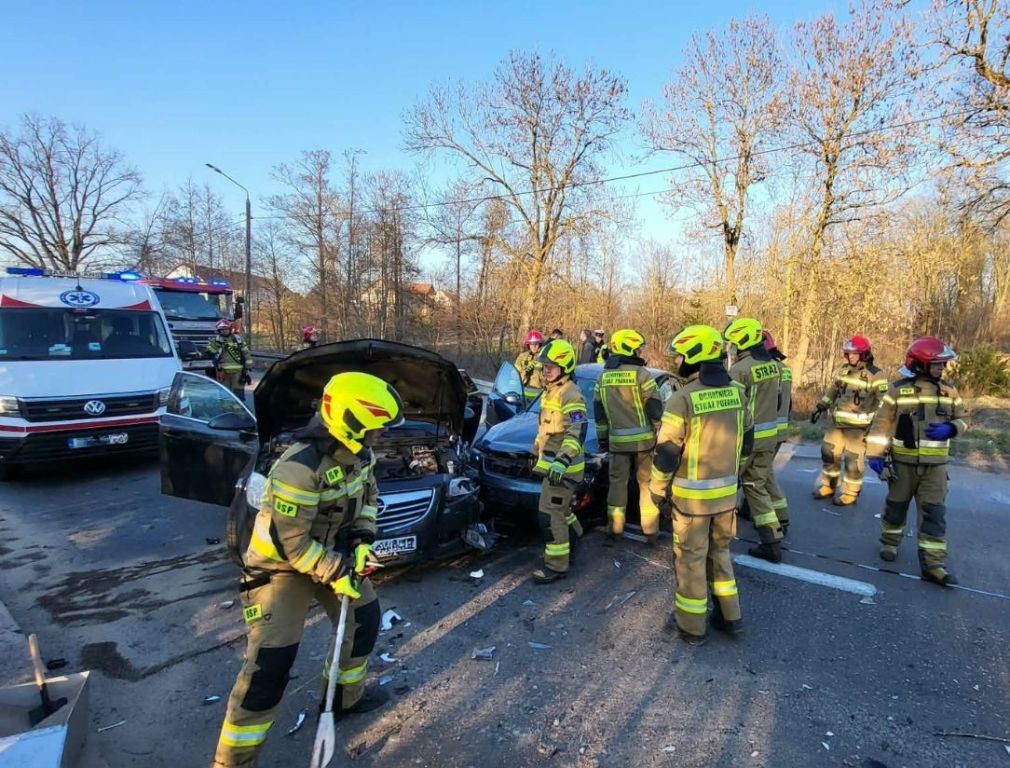 Zderzenie dwóch aut w Staświnach. Jedna osoba trafiła do szpitala