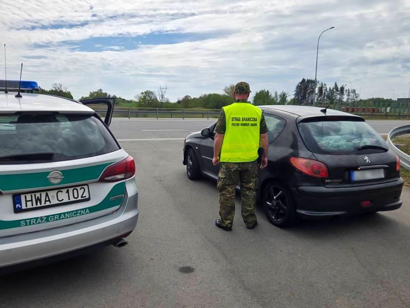 Akcja straży granicznej. Zatrzymano kurierów i nielegalnych migrantów