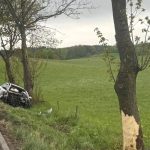 Groźne zdarzenie drogowe przed Wilkaskami. Samochód uderzył w drzewo (1)