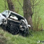 Groźne zdarzenie drogowe przed Wilkaskami. Samochód uderzył w drzewo (2)