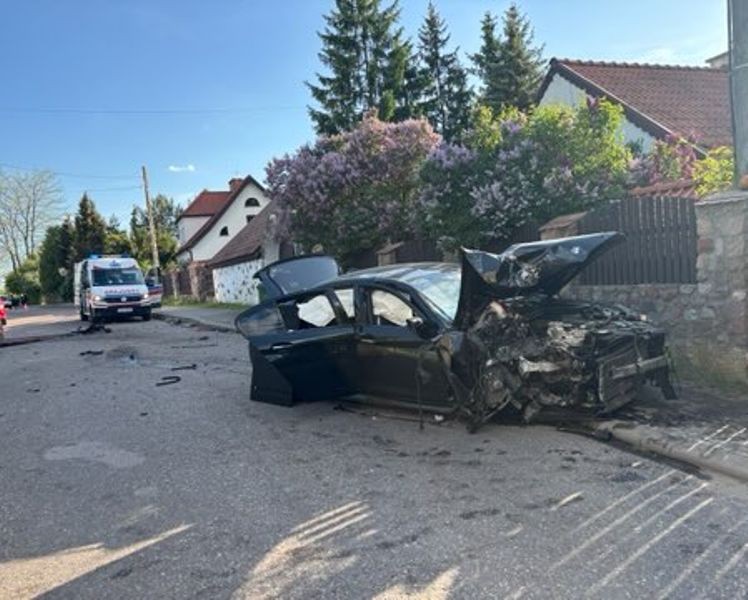Weekend na drogach powiatu giżyckiego. Uderzył BMW w ogrodzenie i uciekł