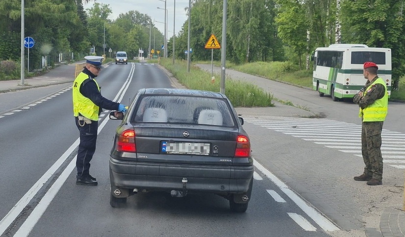 Dwóch nietrzeźwych kierowców i jeden z sądowym zakazem. Policyjna akcja na drogach powiatu