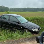Groźne zdarzenie drogowe koło Rynu. Samochód wpadł do rowu (1)
