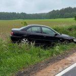 Groźne zdarzenie drogowe koło Rynu. Samochód wpadł do rowu (2)