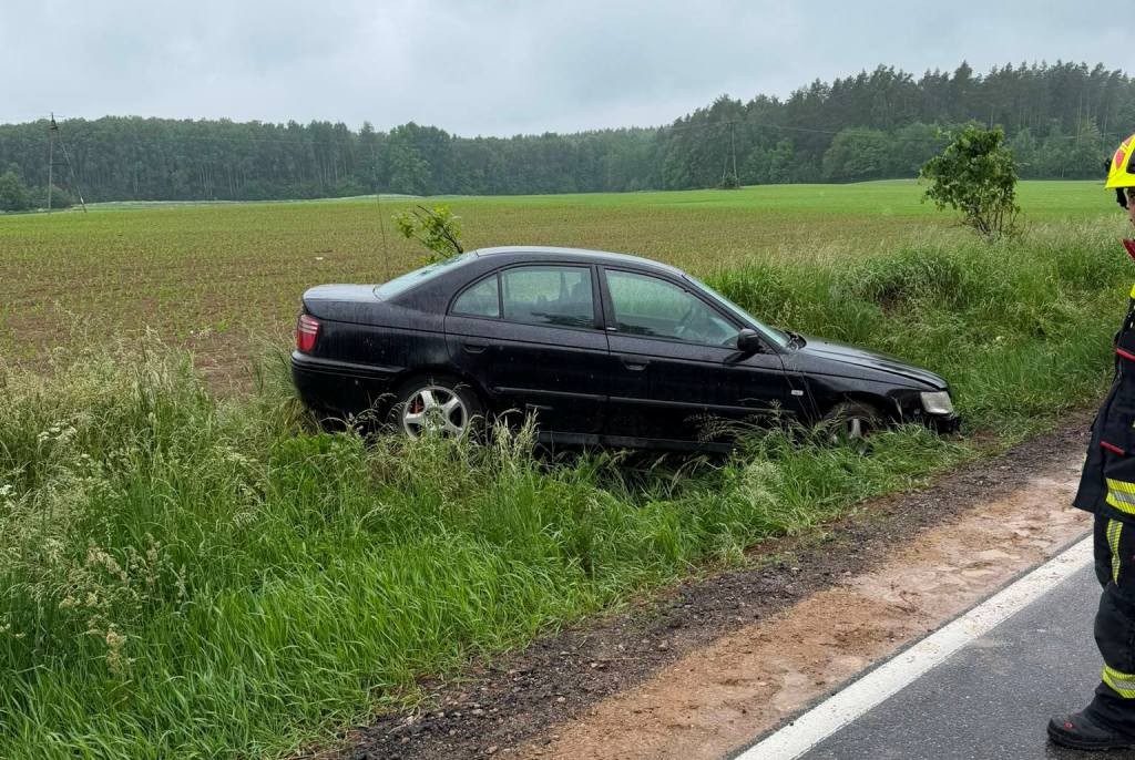Groźne zdarzenie drogowe koło Rynu. Samochód wpadł do rowu