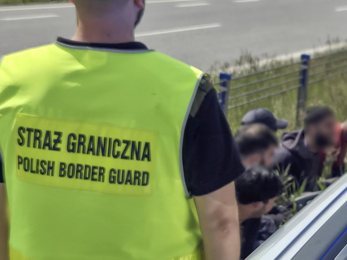 Gruzin przewoził nielegalnych imigrantów. Dwóch jechało w bagażniku