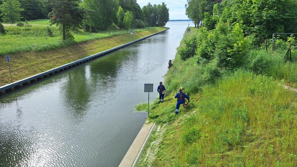 Koszą skarpy i porządkują brzegi. Trwają prace na Kanale Niegocińskim (2)