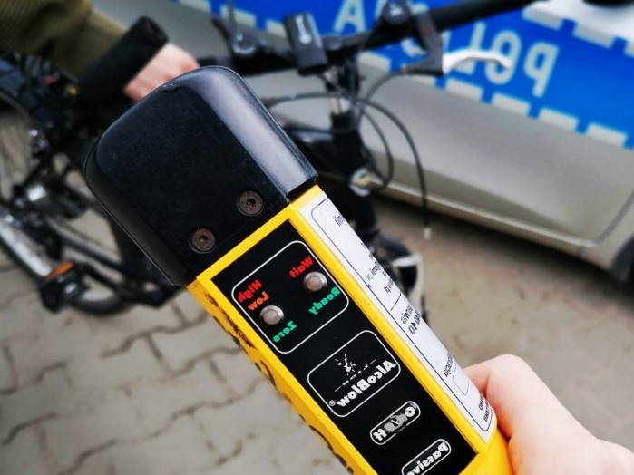 Mieszkańcy wezwali policję. Nietrzeźwy rowerzysta przewracał się podczas jazdy