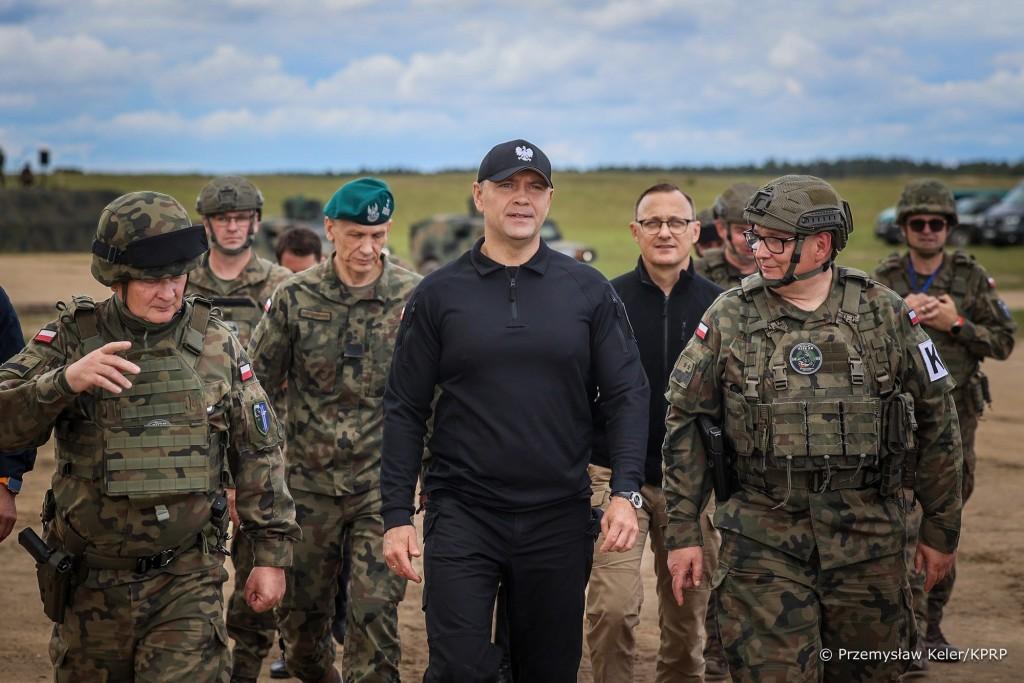 Prezydent Karol Nawrocki odwiedził żołnierzy na poligonie w Orzyszu. realizowane są ćwiczenia „Dzielny Dzik 26”