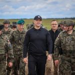 Prezydent Karol Nawrocki odwiedził żołnierzy na poligonie w Orzyszu. Trwają ćwiczenia „Dzielny Dzik 26” (5)