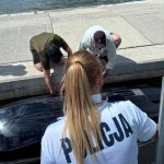 Stracił panowanie nad skuterem wodnym. Pomogli policjanci (1)