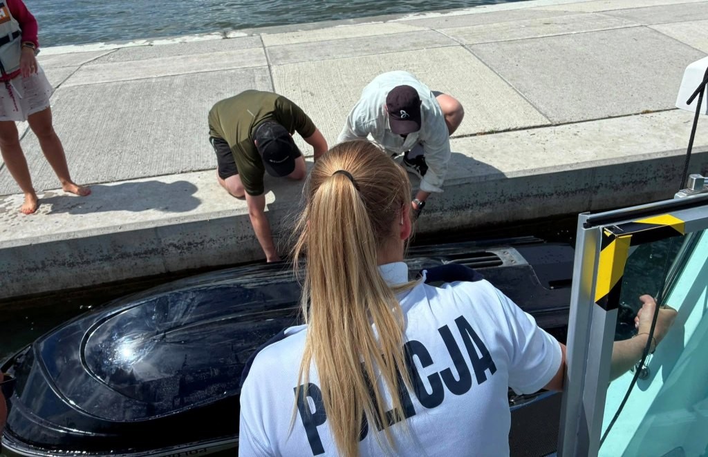 Stracił panowanie nad skuterem wodnym. Pomogli policjanci