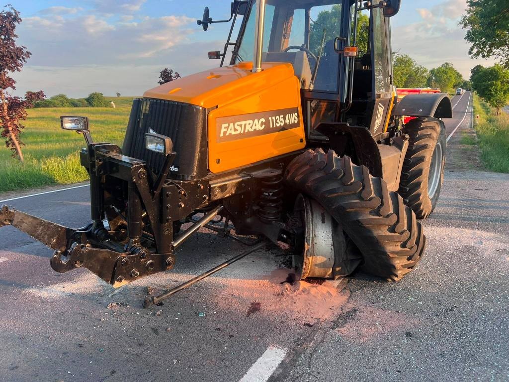 Zderzenie ciągnika rolniczego i samochodu osobowego na DK59. Jedna osoba trafiła do szpitala