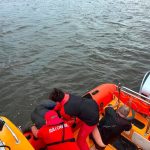 Łódź przewróciła się na jeziorze Stręgiel. Skrajnie wyziębieni czekali na pomoc ratowników (1)