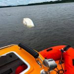 Łódź przewróciła się na jeziorze Stręgiel. Skrajnie wyziębieni czekali na pomoc ratowników (2)